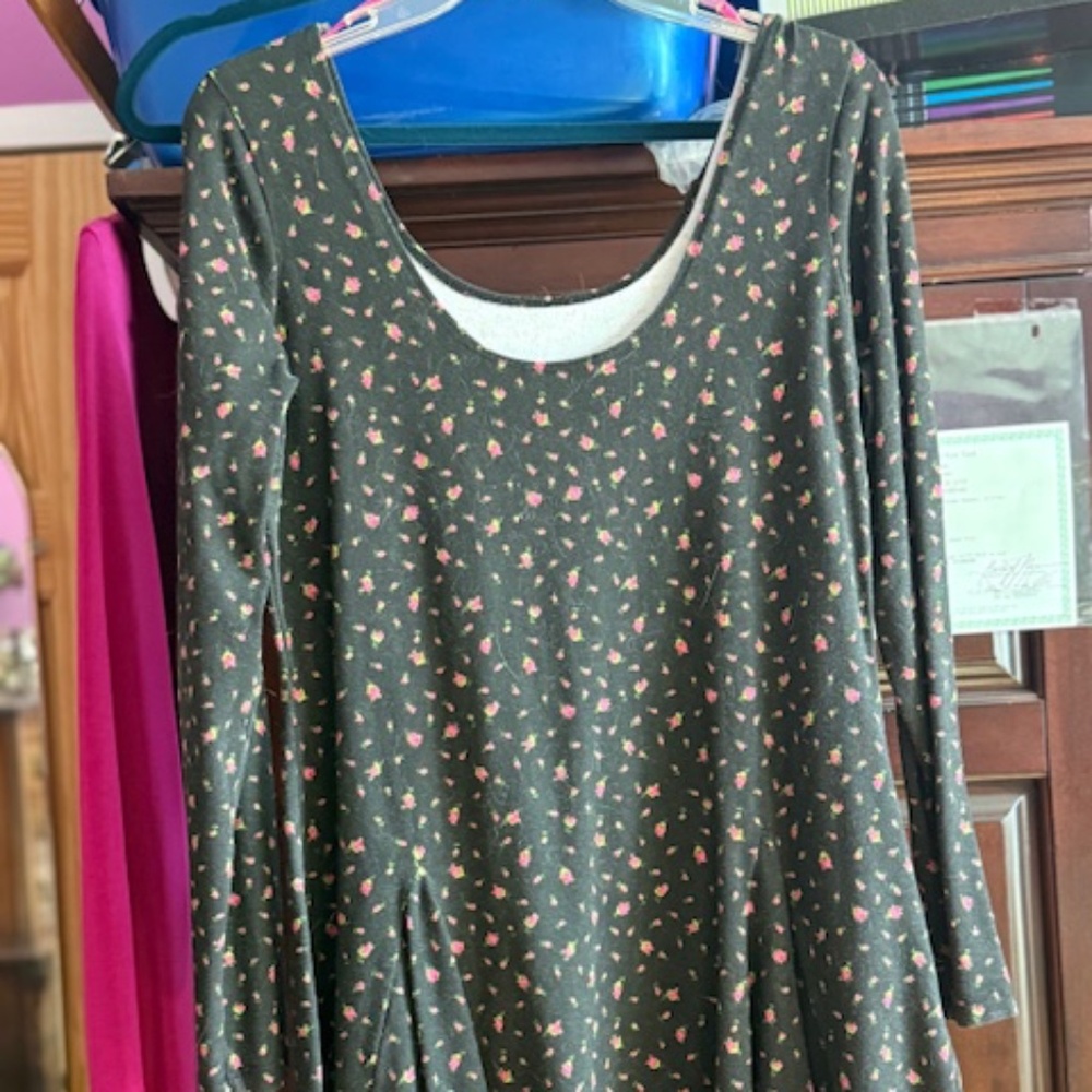 Betsey Johnson L, Mid-thigh length, flares out at waist, 4 gored skirt, stretch - Picture 2 of 5